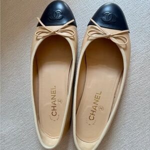CHANEL Beige and Black Lambskin Ballet Flats EU 39 USA 8.5